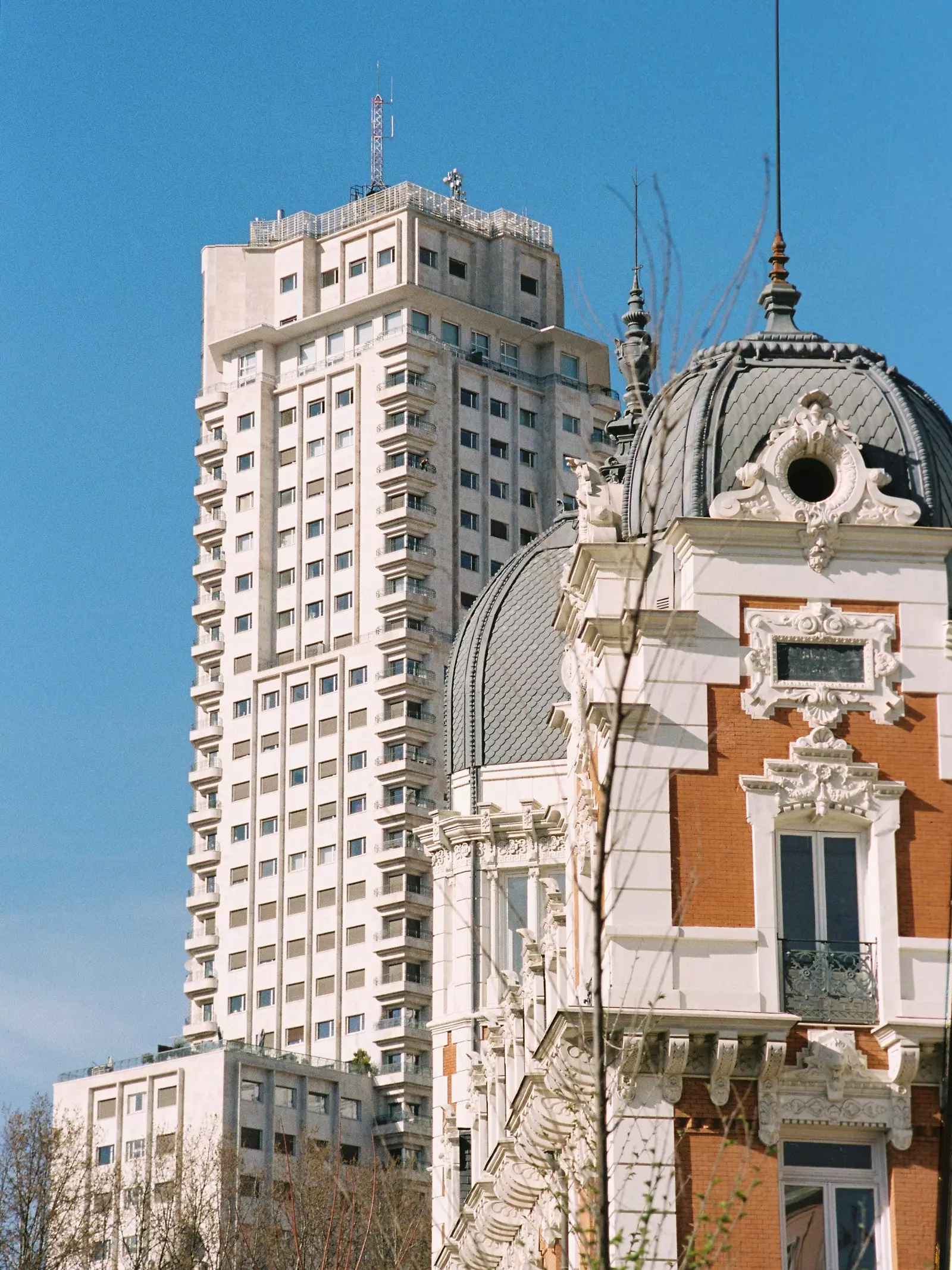 Madrides tornis un Karaliskā Astūrijas kalnrūpniecības uzņēmuma Madride ēka