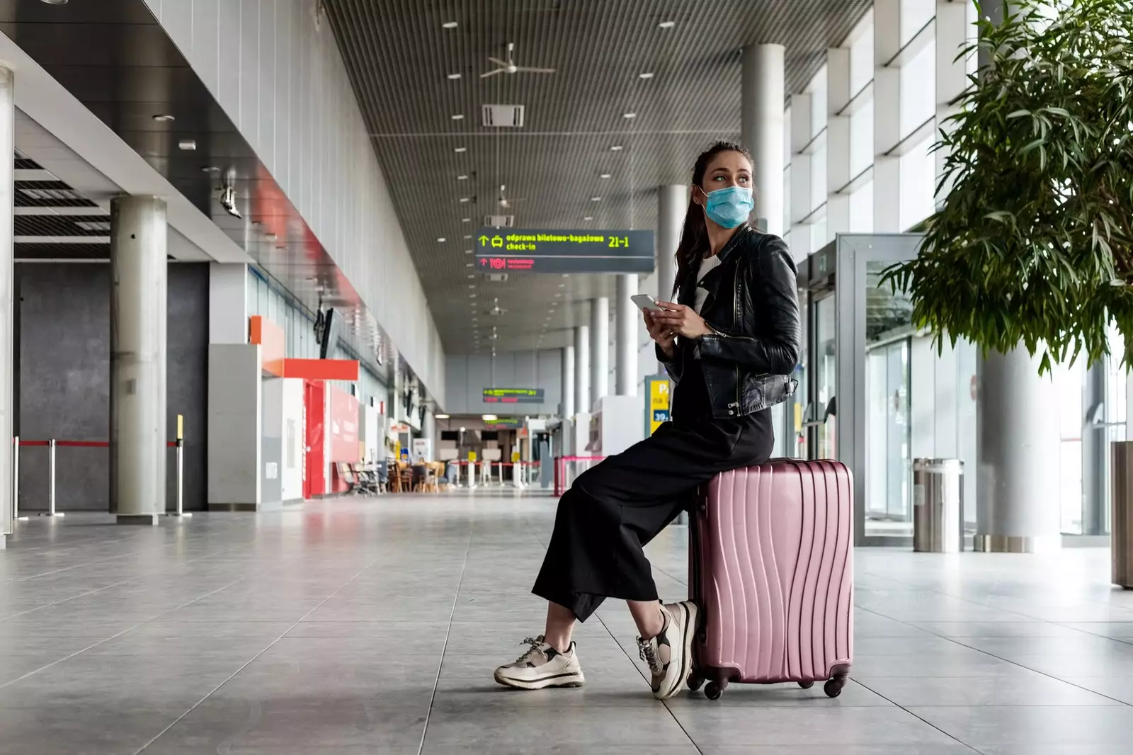 Žena čeka na aerodromu