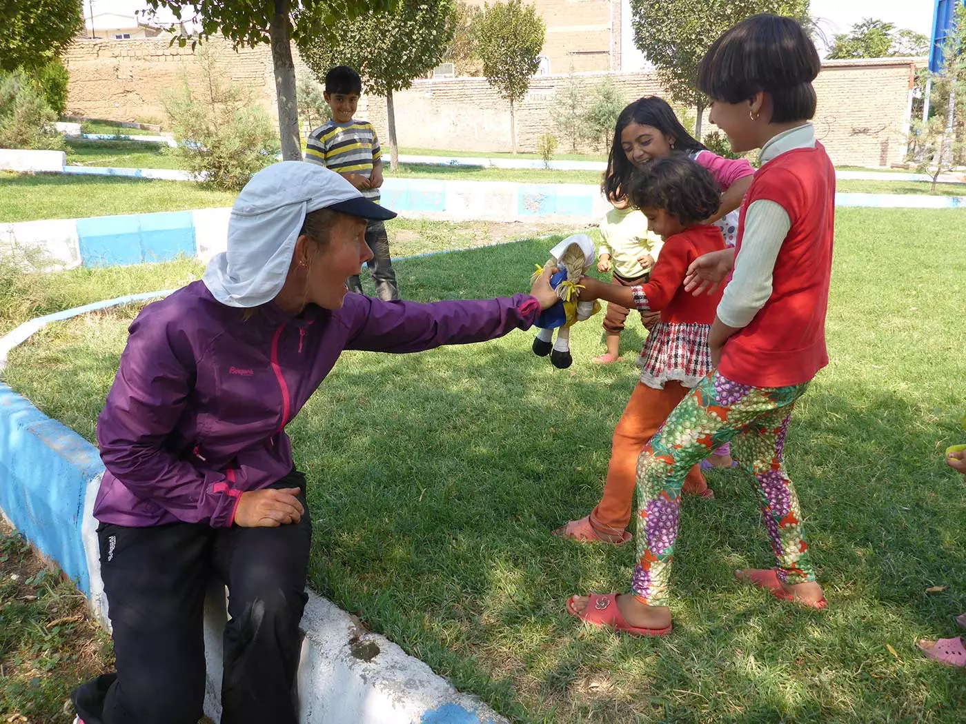 Sto giocando con i bambini in un piccolo villaggio chiamato Showt. Era il secondo giorno della mia gara nella parte nord-ovest...