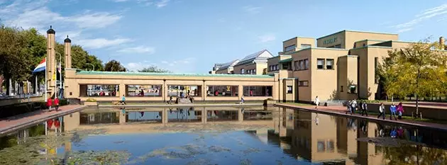 Gemeentemuseum en perle innvendig og utvendig