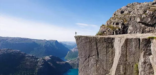 Anda dapat mengunjungi tempat-tempat seperti Preikestolen di Stavanger