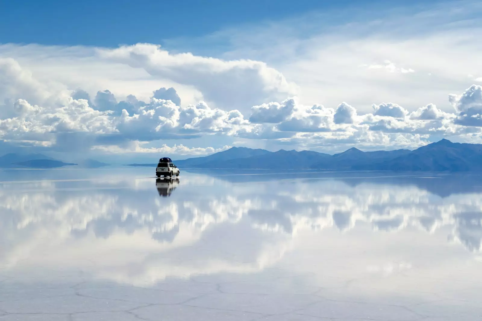 Spoguļa efekts Salar de Uyuni Bolīvijā