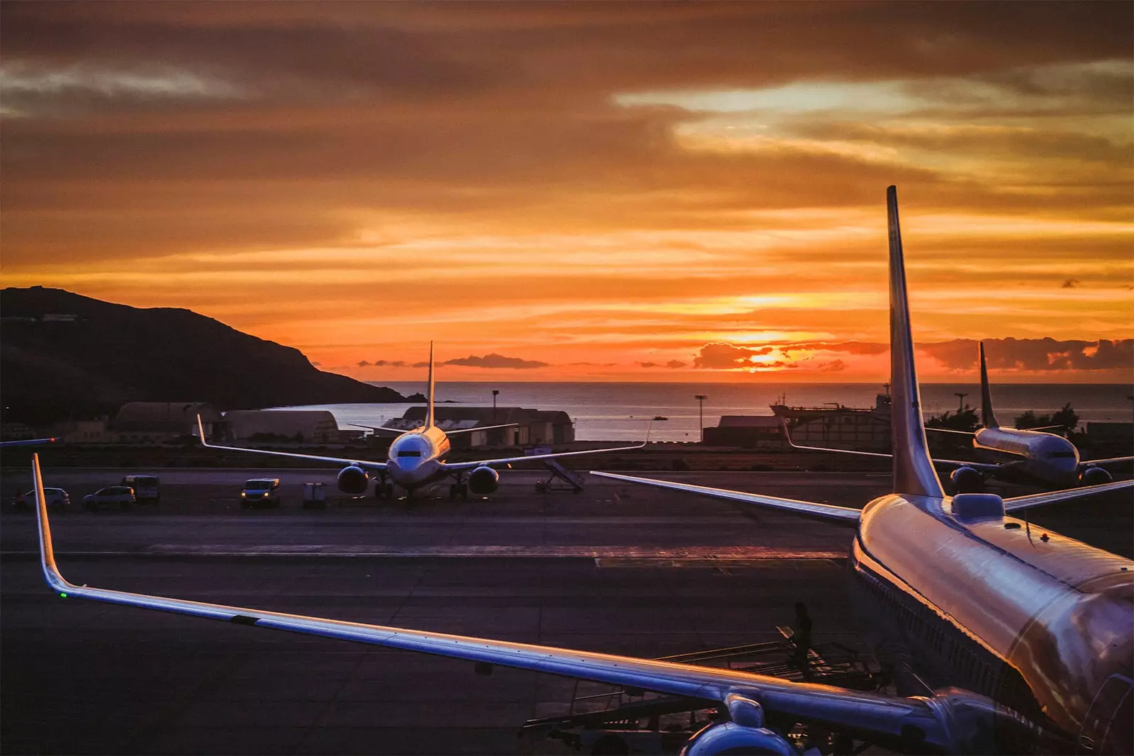 flyvemaskiner i lufthavnen ved solnedgang