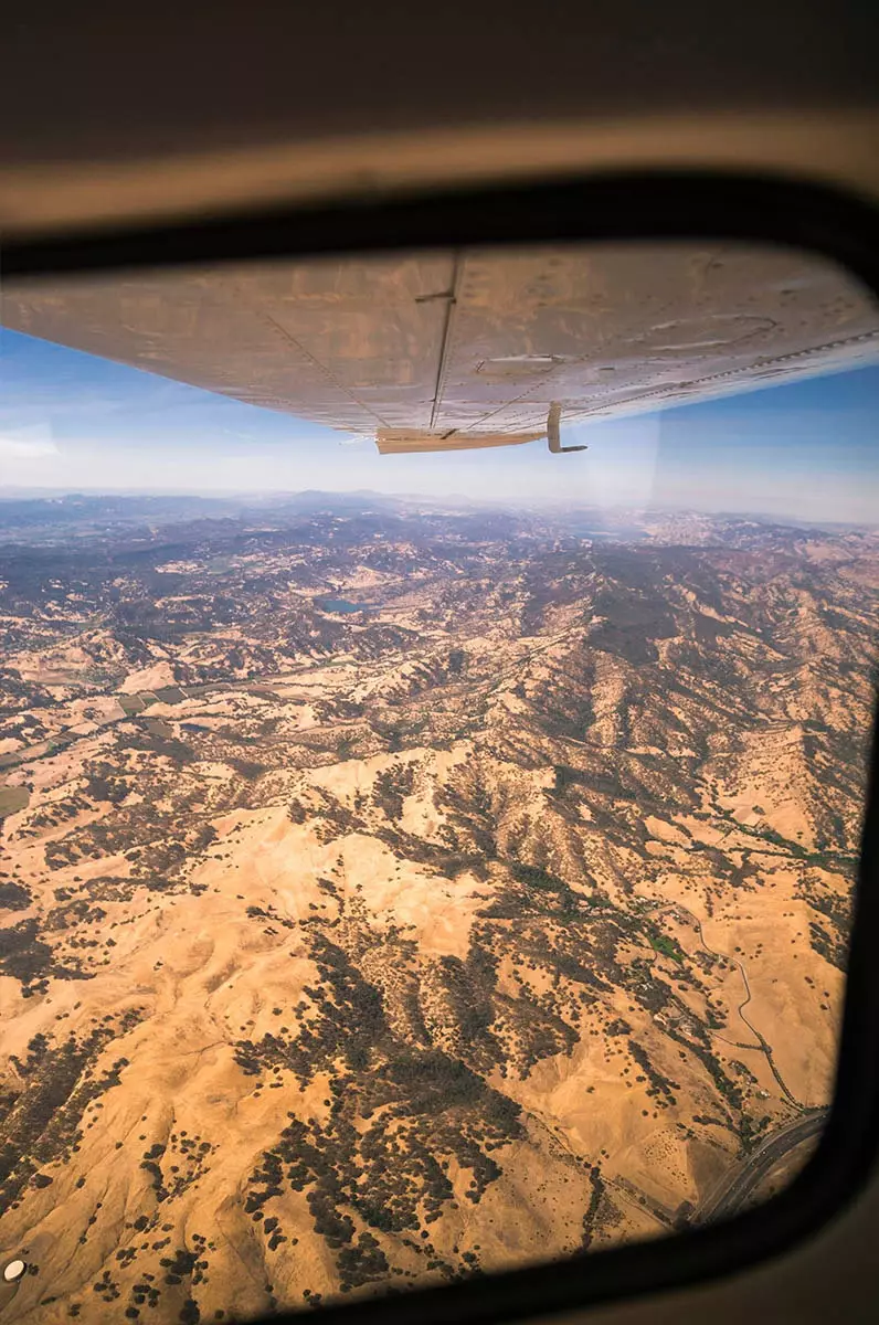 paysage désertique derrière le hublot de l'avion