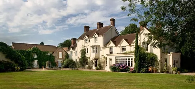 يجاور Esseborne Manor دير Downton