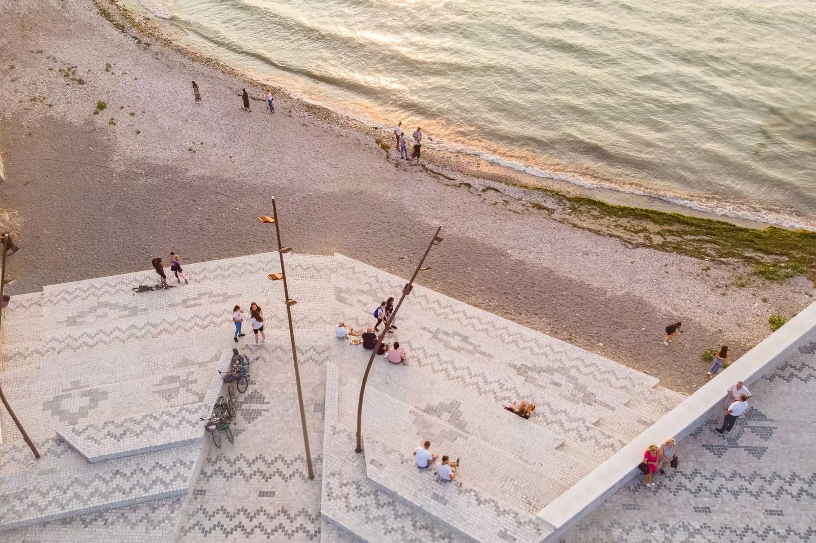 De promenade geeft voorrang aan voetgangers