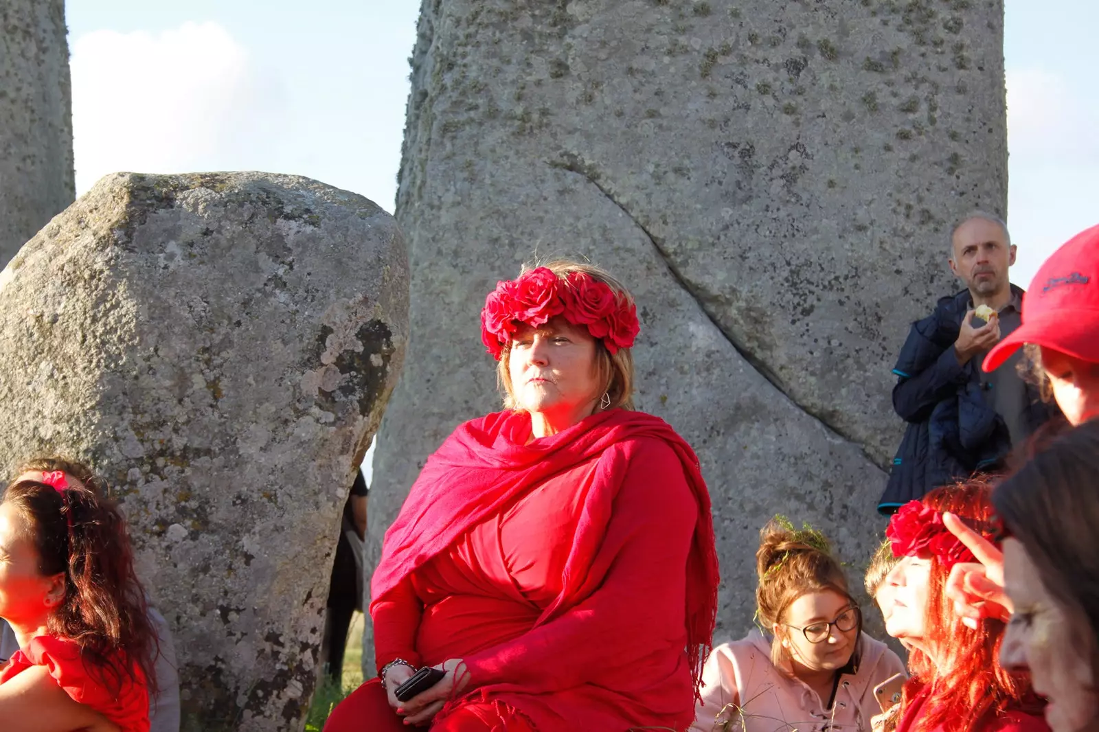 Die Frauen in Rot während der Sonnenwende