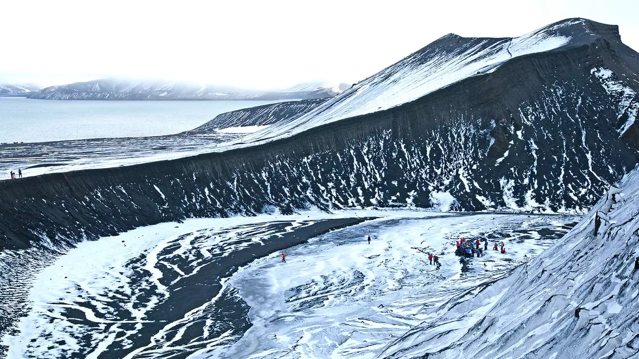 Deception Island, the island that disappointed its discoverer and falls in love with the world