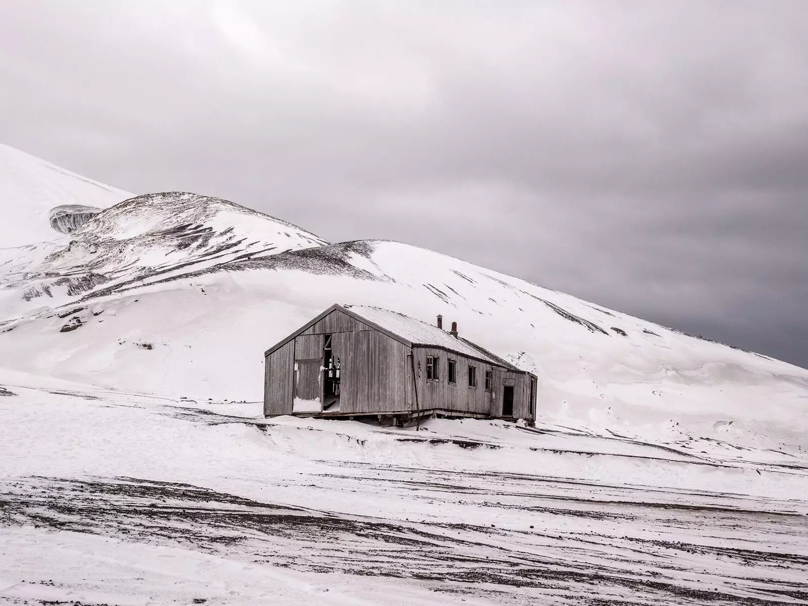 Ostrov Deception Island, ktorý sklamal svojho objaviteľa a zamiluje sa do sveta