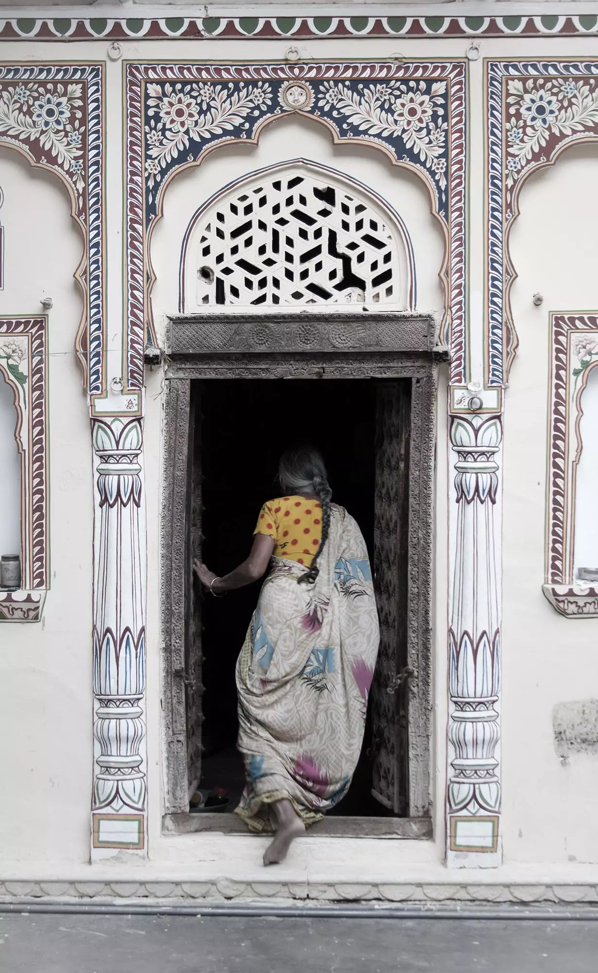 Wanita memasuki 'haveli' di Mandawa