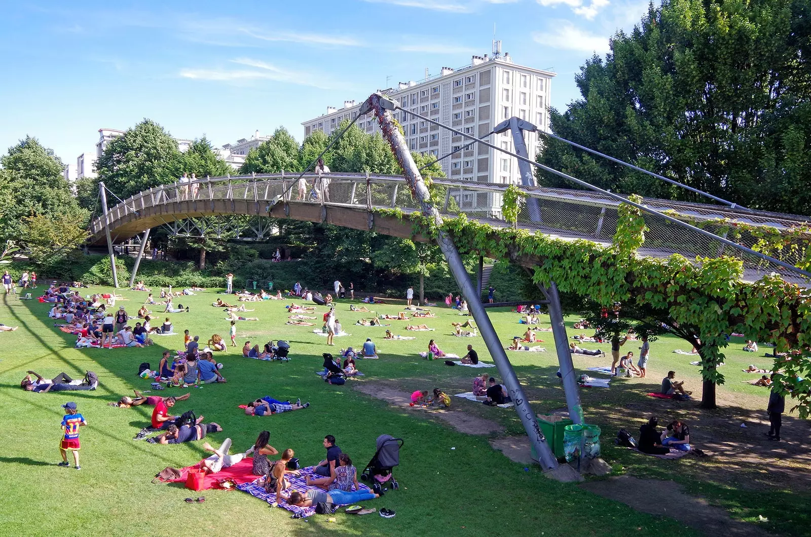 Sehemu za siri za kufurahiya Paris kutoka juu