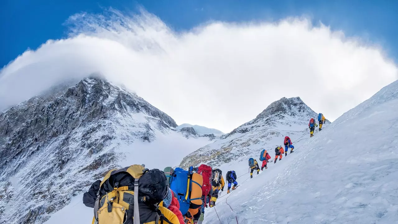 Dat viralt Bild vum Joer uewen um Everest huet eng grouss Lige verbreet