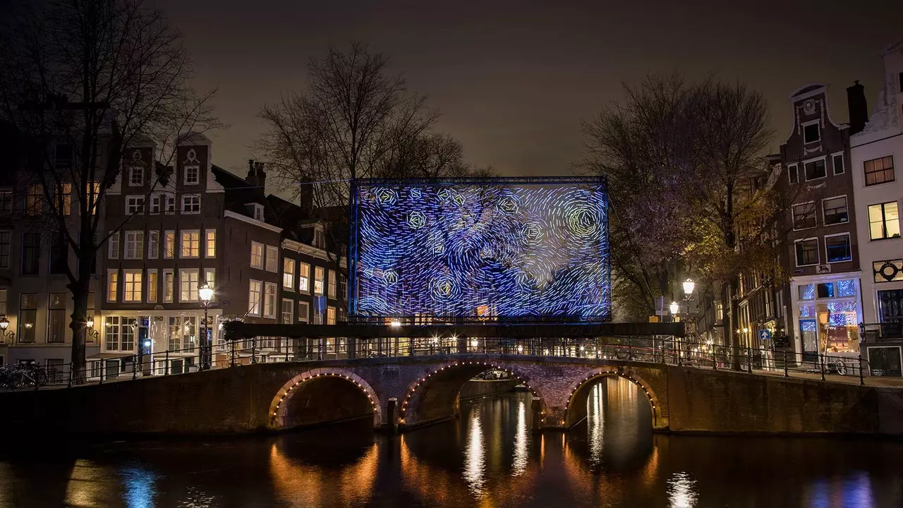 'La nit estrellada' de Van Gogh il·lumina Amsterdam