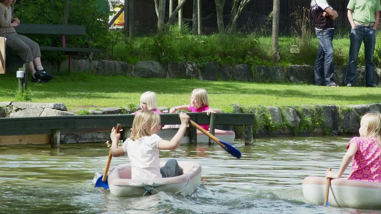 Anak-anak di danau Denmark