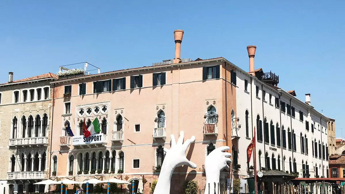 Des mains géantes émergent du Grand Canal à Venise