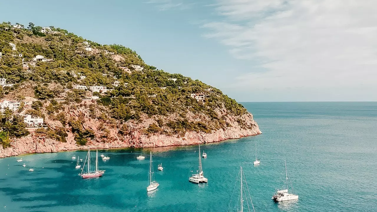 Leabhar nótaí taistil: Ibiza agus a seoltaí riachtanacha