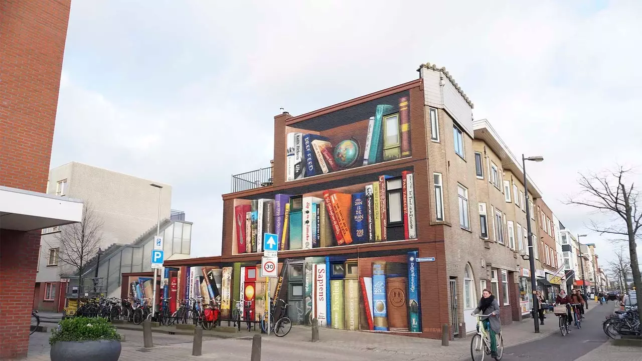 Această pictură murală în formă de librărie a transformat un cartier din Utrecht