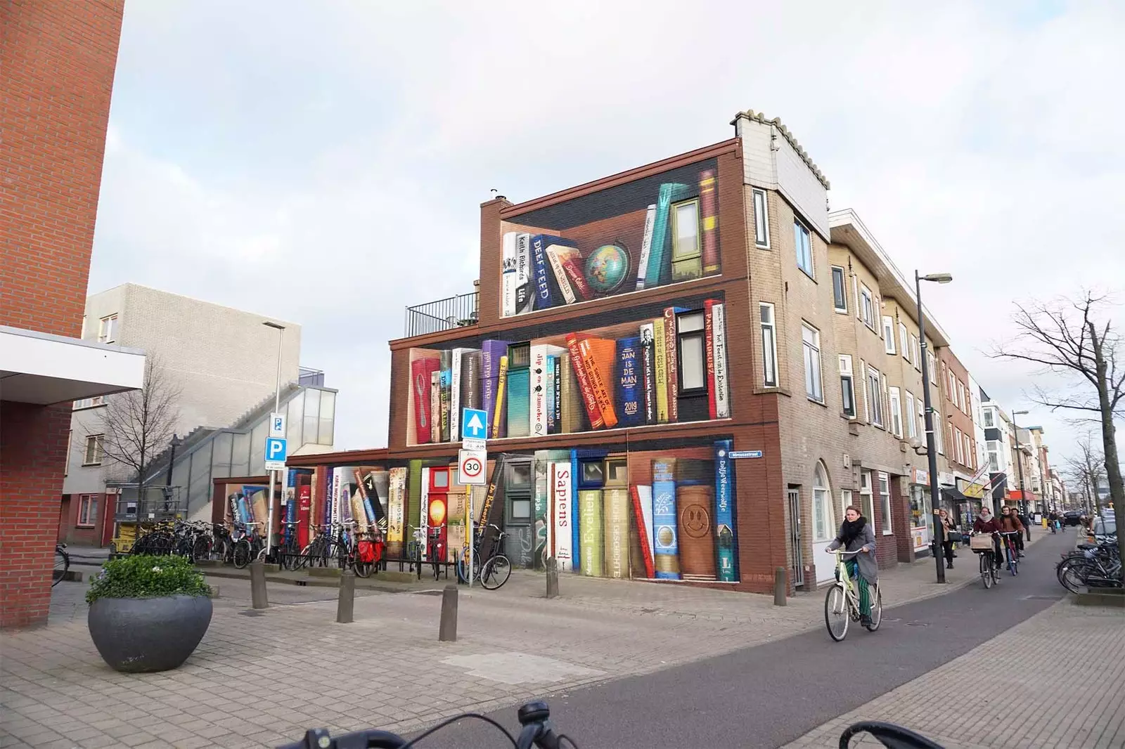 väggmålning gatukonsthylla med gigantiska böcker i utrecht