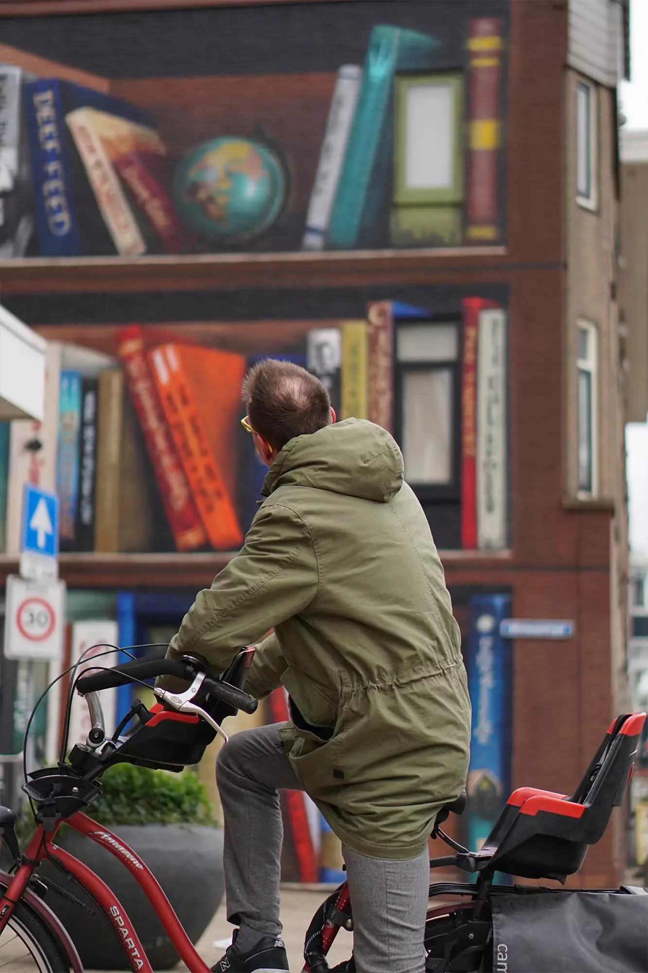 rak seni jalanan mural dengan buku-buku raksasa di utrecht