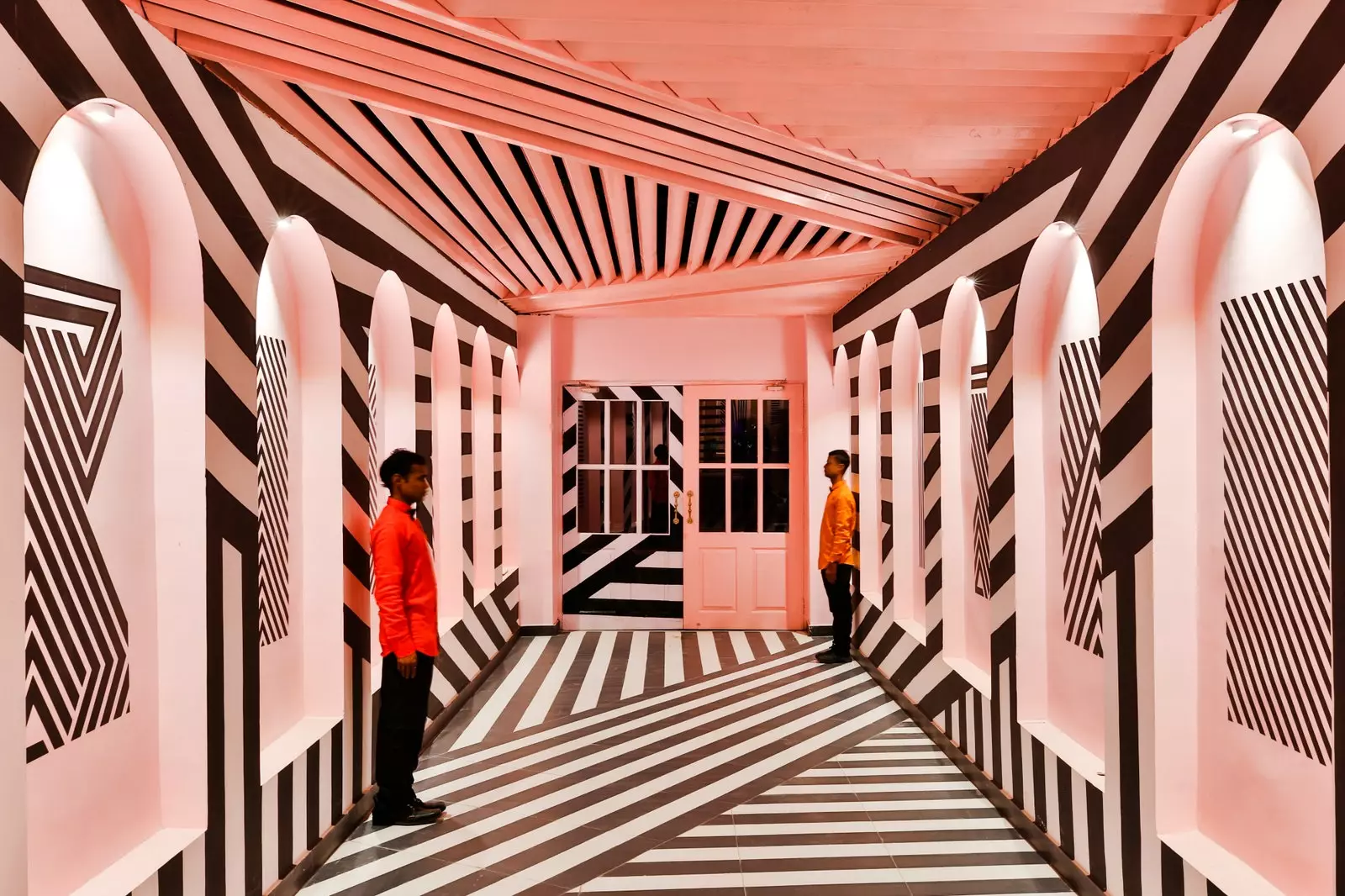 Arsitektur Pink Zebra menghasilkan arsitektur yang kompleks dengan menggabungkan modern dengan kuno.