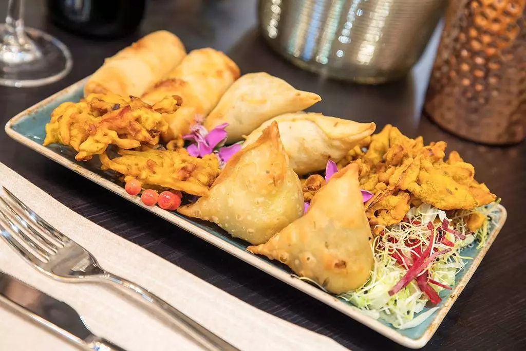 Samosa pakoras và gà tikka từ Bangalore