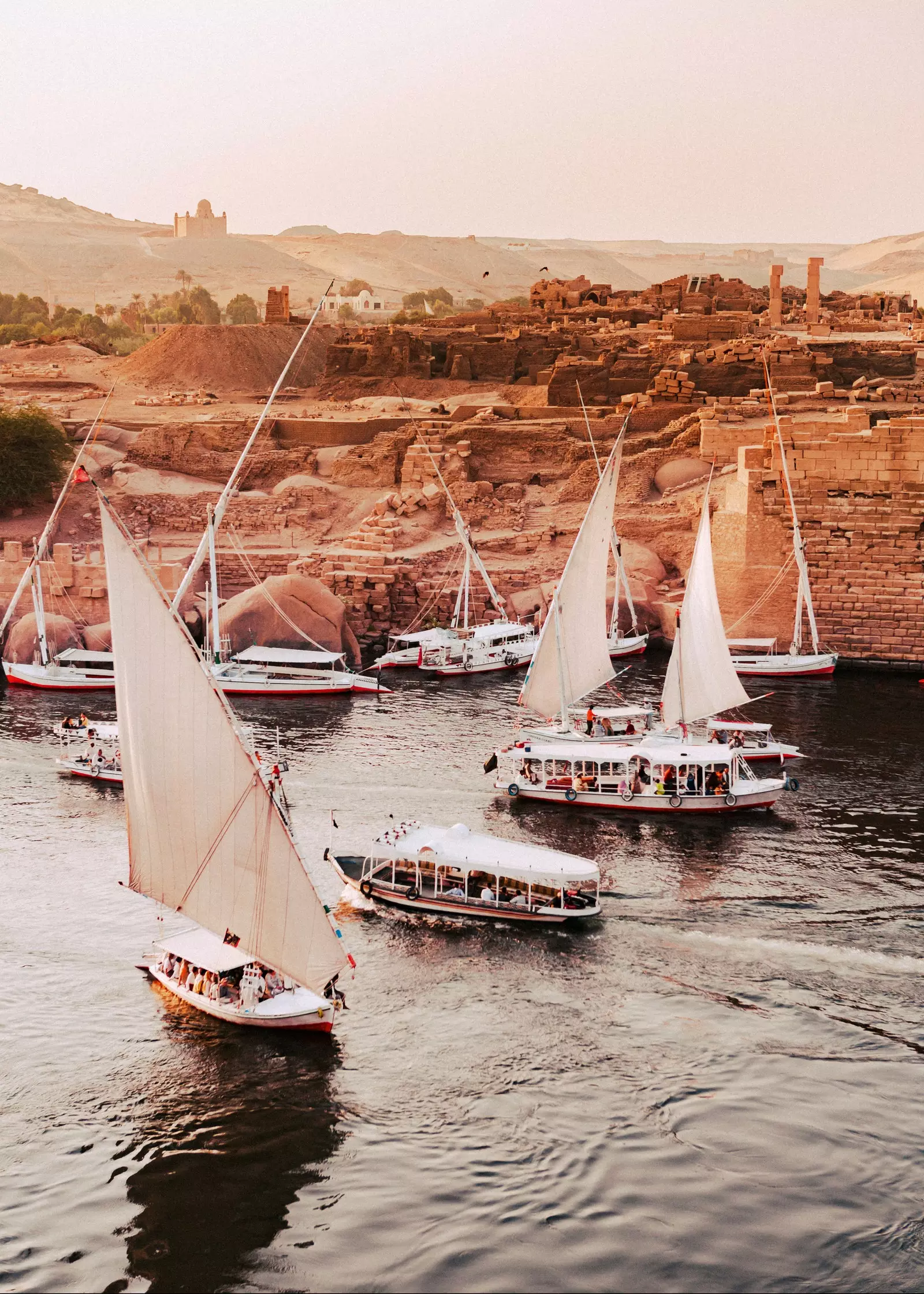 Různé plachetnice a trajekty na Nilu na trase mezi Asunem a Elephantine Island