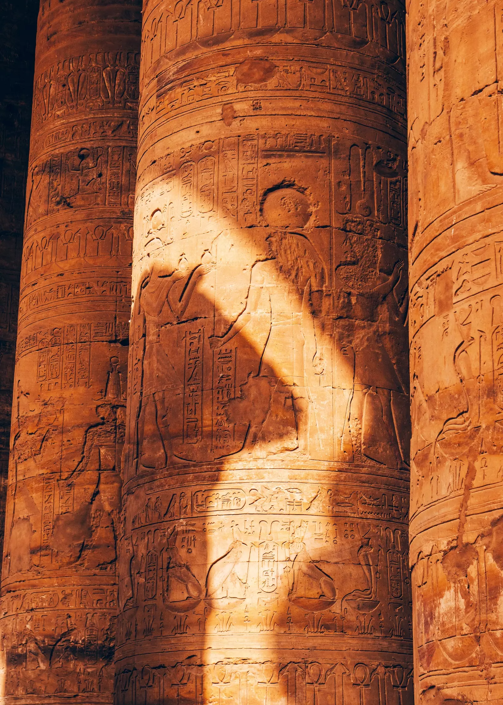 Colonne incise con geroglifici nel tempio di Edfu.