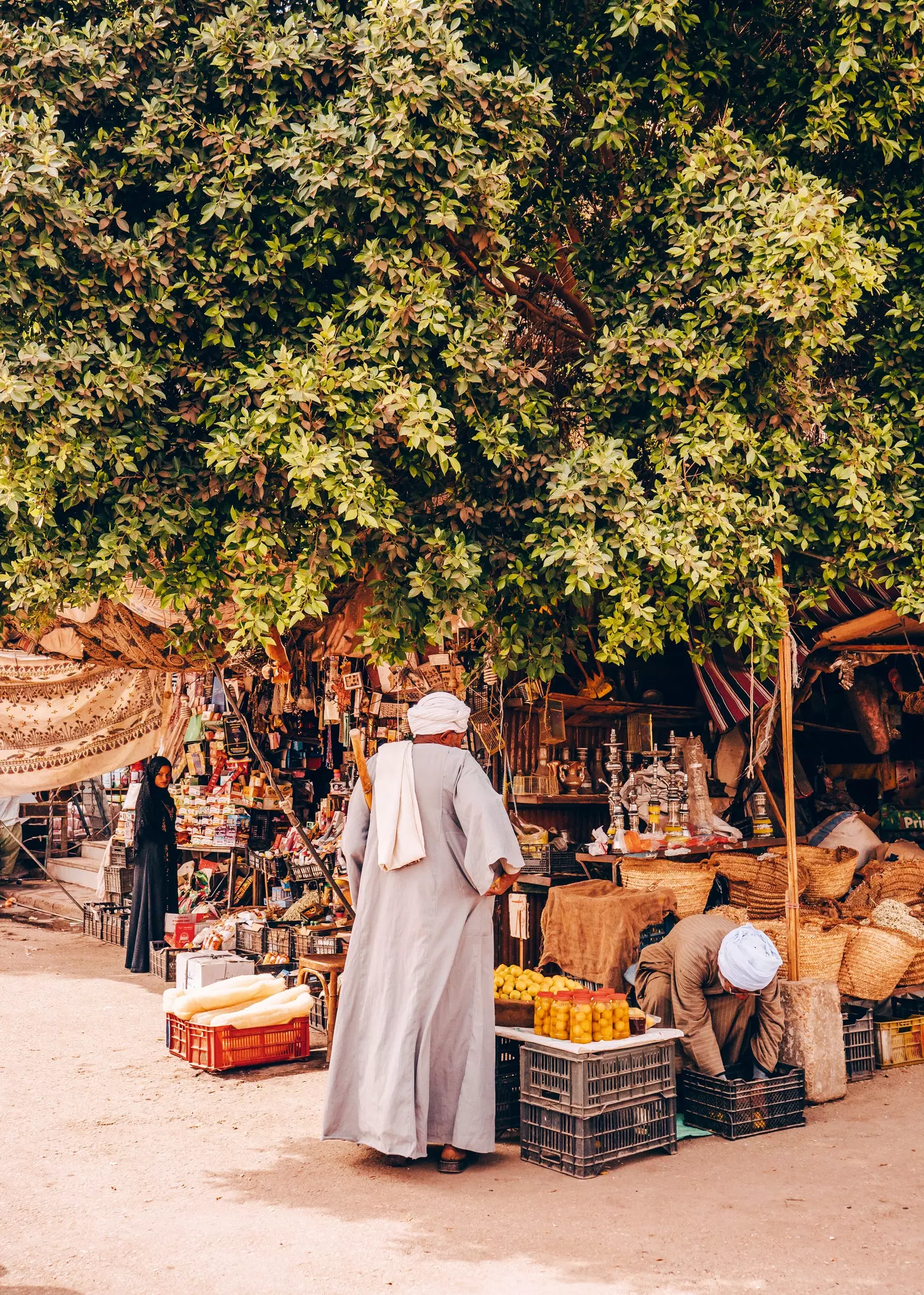 Stände mit Behältern, Körben und Säcken in verschiedenen Farben auf dem Edfu-Gewürzmarkt