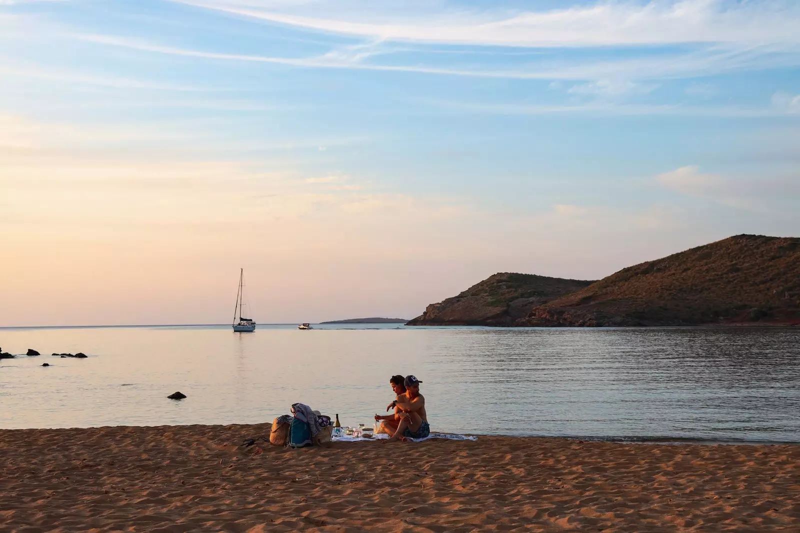 Pasangan di pantai di Menorca