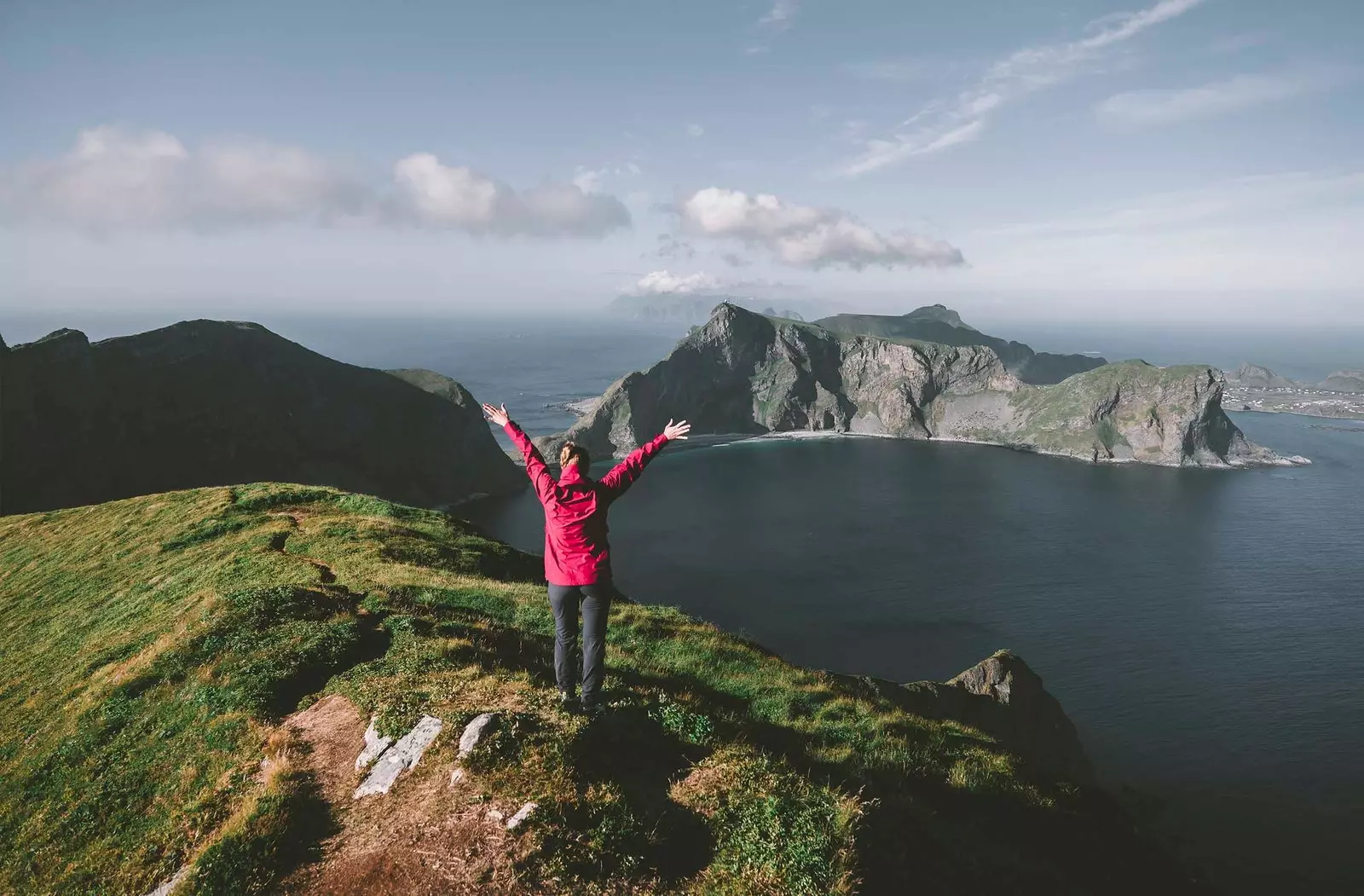 orang yang mengangkat tangan dalam landskap norwegia