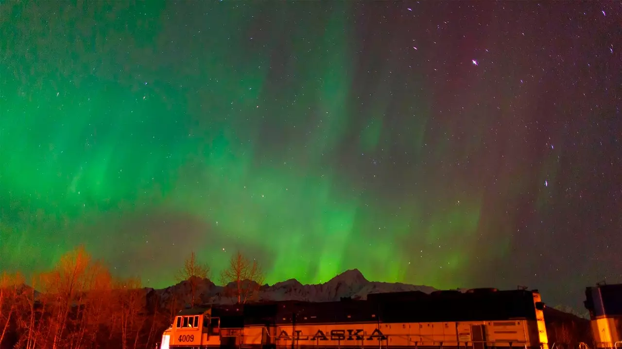 Acest tren vă va duce să vedeți cele mai spectaculoase aurore nordice din lume