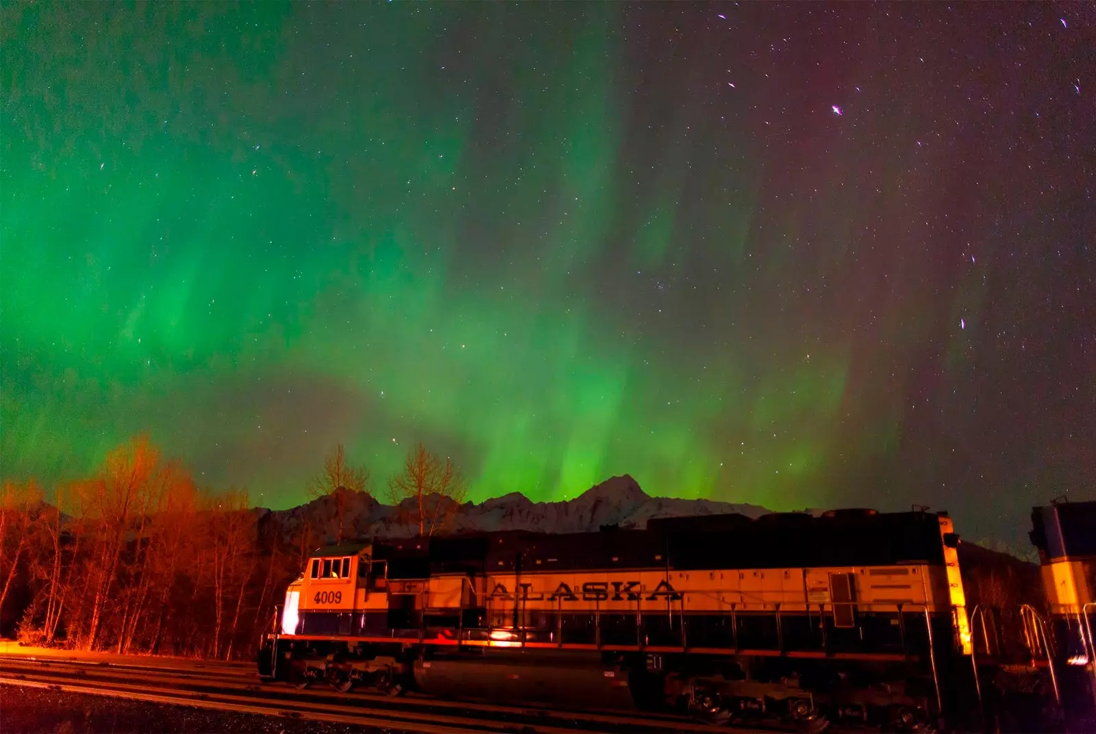 tog alaska under nordlys