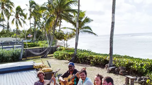 Féile Haváís: Cóisir Bia leis an gCeoltóir Jack Johnson agus Surfer Kelly Slater