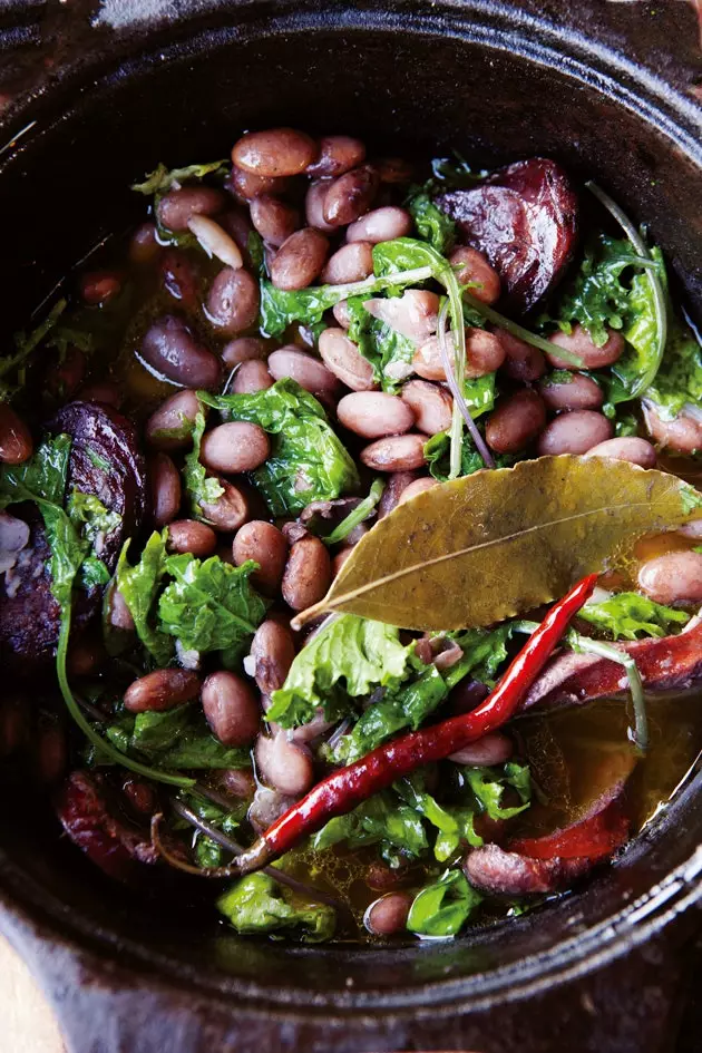 Kacang dengan brokoli dan sos Portugis