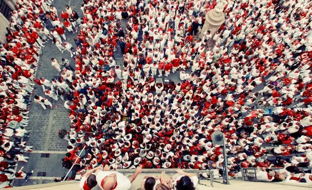 Plaza del Consejo în ziua procesiunii de la balcoanele Hotelului Palacio Guendulain