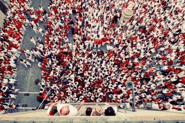 La Plaza del Consejo le jour de la procession depuis les balcons de l'Hôtel Palacio Guendulain