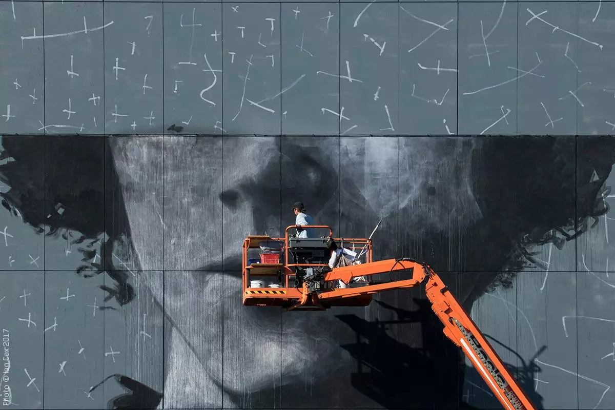 Mural Ricky Lee Gordon untuk festival 'The Crystal Ship'