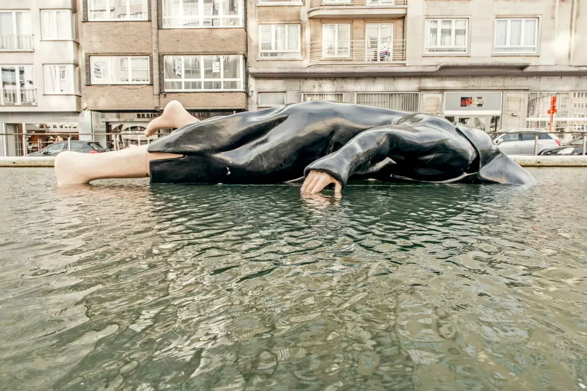 Sculpture 'Rosa' de Michaël Borremans devant le Casino d'Ostende