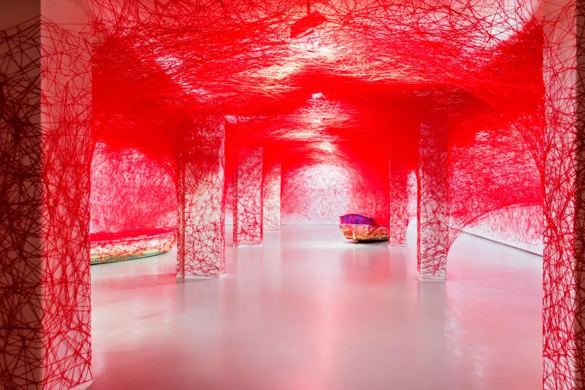 Chiharu Shiota'dan "Belirsiz Yolculuk" Kurulumu