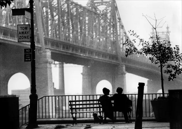 Sutton Square에서 본 신화적인 Queensboro Bridge