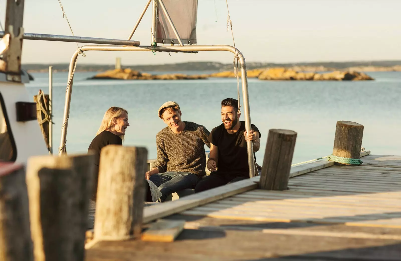 Frënn schwätzen op engem Boot