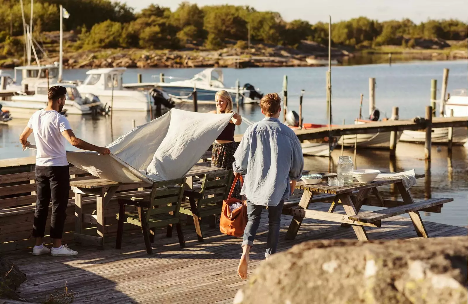 venner på en brygge dekker bordet