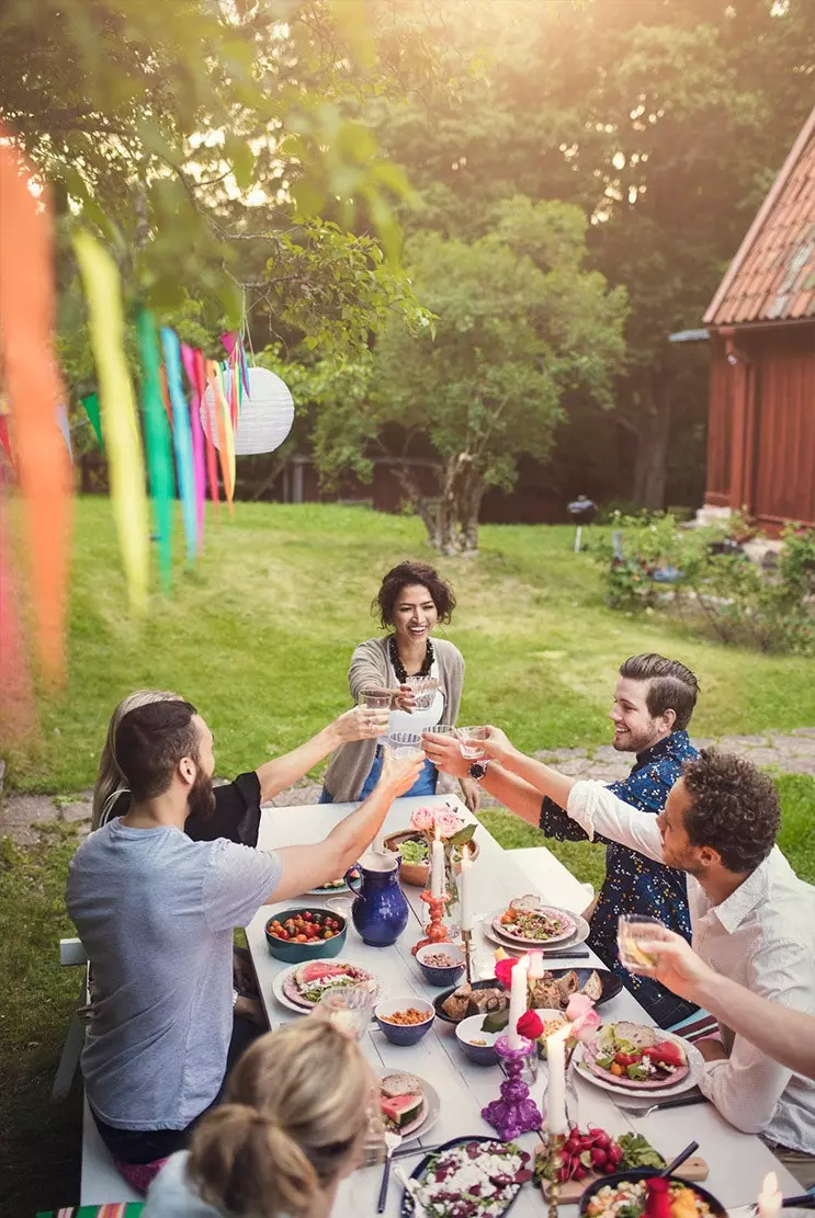 vänner som firar i trädgården