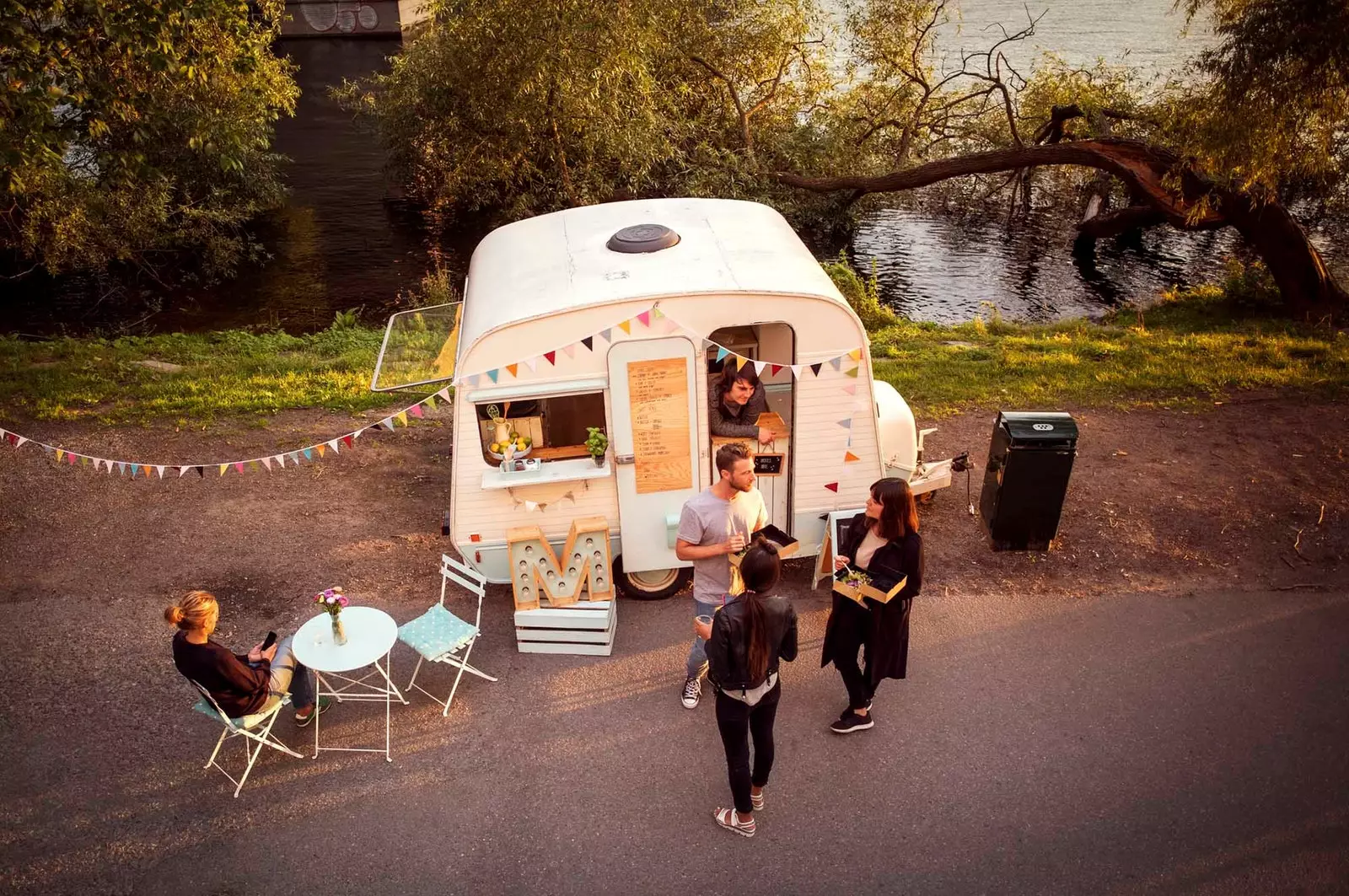 food truck på stranden av en flod