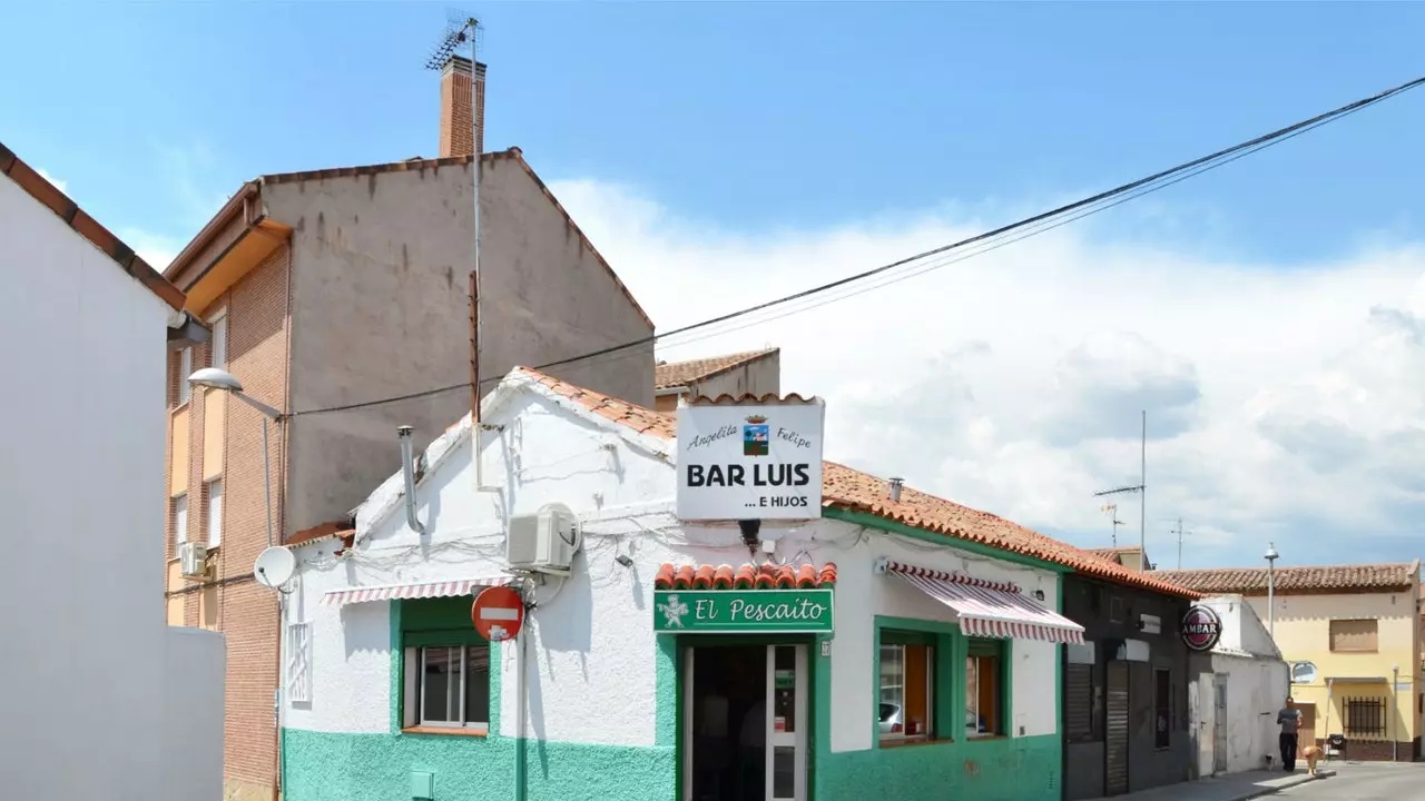 This photographer takes us back to the Madrid of nostalgia and its usual bars