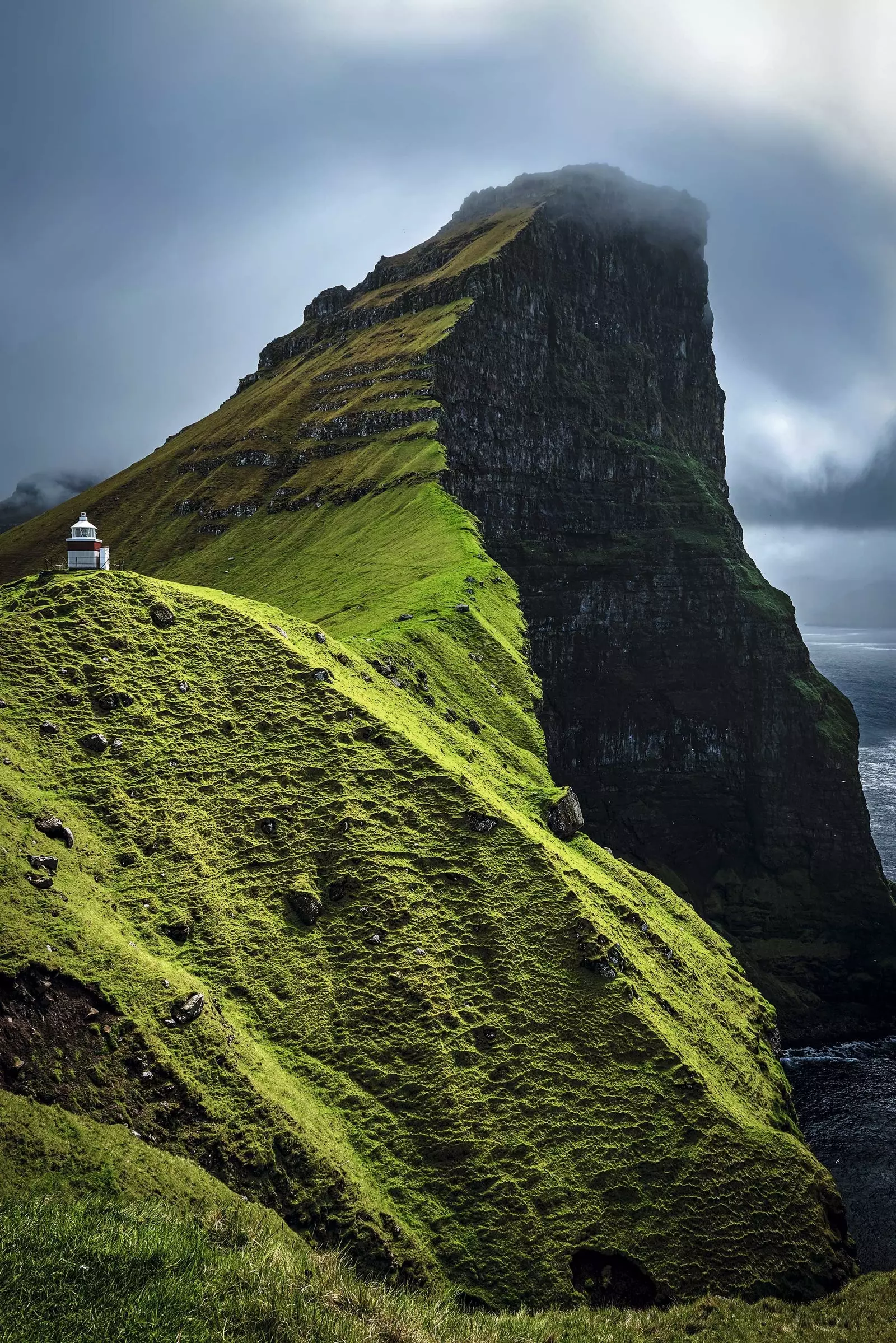 Ceann de na cosáin is áille san oileánra mar thoradh ar an teach solais Kallur ar oileán na Kalsoy.