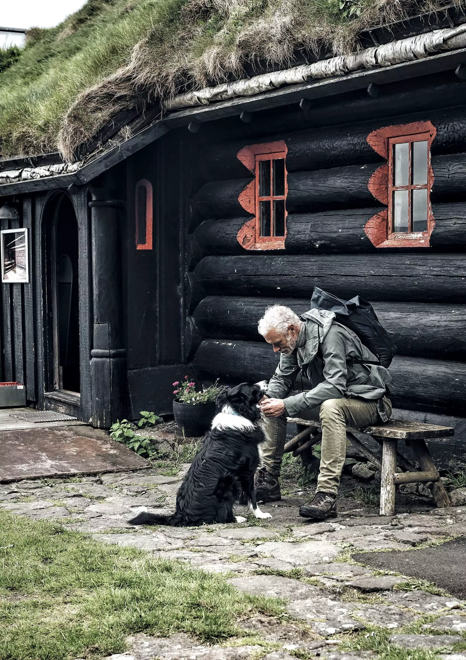 Turista na historickém místě Kirkjubour