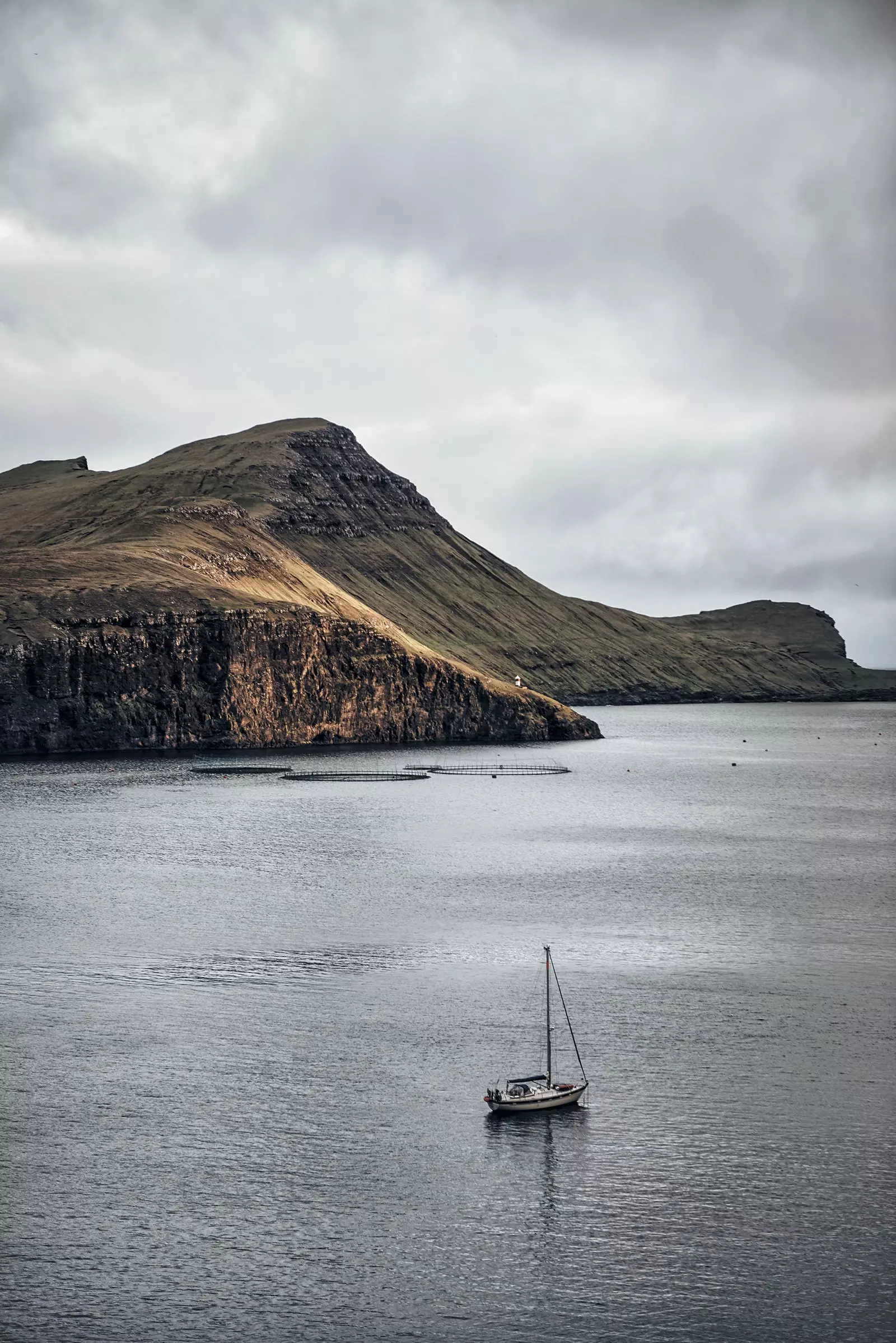 Segelbåt ankrad i Sorvagsfjordur-fjorden väster om ön Vgar