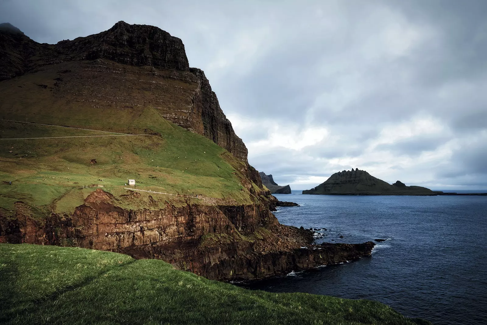 Radharc a thrasnaíonn bealach fear an phoist go sráidbhaile Gsadalur