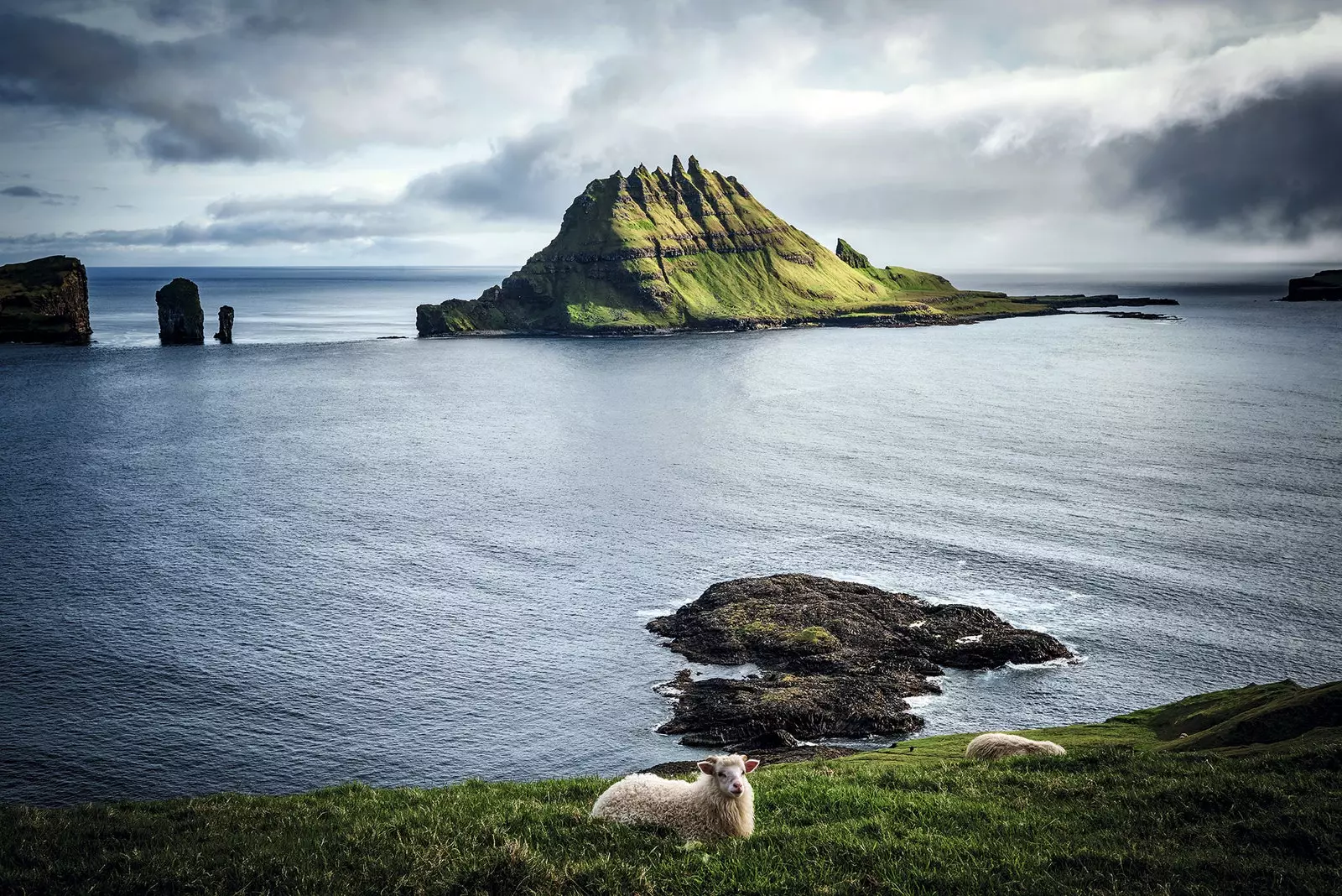 Pulau kecil Tindhólmur di fjord Sorvgsfjordur di pulau Vgar